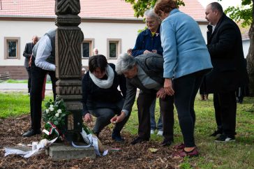 Koszorúzás és gyertyagyújtás Békésszentandráson 2022. október 6-án a szabadságharc vértanúinak emlékére