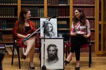 Hegedűs Éva és Kakuk Móni a Városi Könyvtárban tartott könyvbemutatón