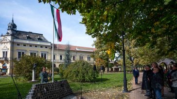 Felvonják a zászlót az 56-os eseményekre való megemlékezésen Szarvason 2022. október 21-én