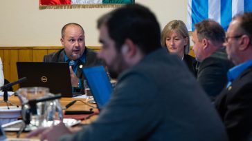 Sinka Imre polgármester és Csépainé Tóth Gabriella jegyző a 2022. október 24-i testületi ülésen