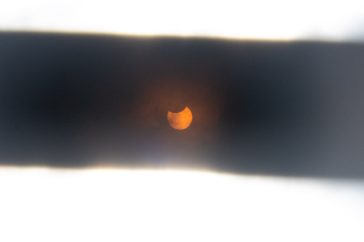 Napfogyatkozás Szarvas főteréről 2022. október 25-én