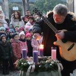 Horváth Z. Olivér meggyújtja az első gyertyát a GFE Gyakorlójának udvarán