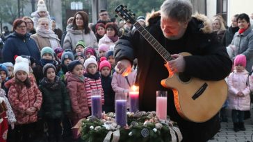 Horváth Z. Olivér meggyújtja az első gyertyát a GFE Gyakorlójának udvarán