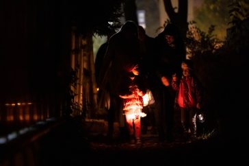 A kézműves egyesület székházától a gondozási központig vonultak a gyerekek Márton napján