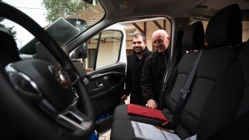 Virág Sándor képviselő, a Településfejlesztési és Projektelőkészítési Bizottság elnöke, és Rágyanszki György tanyagondnok megtekinti az új Renault Traficot