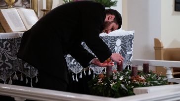 Magyar Tamás evangélikus lelkész gyújtotta meg az első gyertyát Csabacsűdön