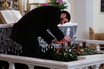 Magyar Tamás evangélikus lelkész gyújtotta meg az első gyertyát Csabacsűdön