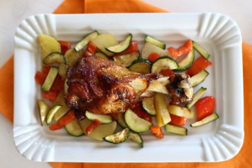 Fűszeres pulykaszárnyak serpenyős zöldségekkel