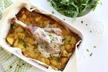 Tejfölös-mustáros tepsis alsócomb hagymás burgonyával