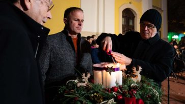 Pentaller Attila meggyújtja a második adventi gyertyát
