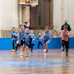 Ebben a pillanatban toppant be a Mikulás a Szarvasi FC 1905 U7-eseinek edzésére