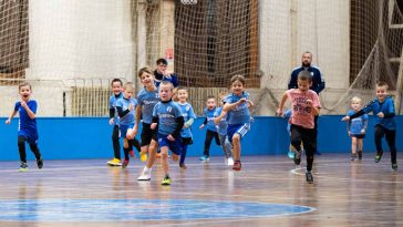 Ebben a pillanatban toppant be a Mikulás a Szarvasi FC 1905 U7-eseinek edzésére