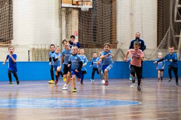 Ebben a pillanatban toppant be a Mikulás a Szarvasi FC 1905 U7-eseinek edzésére