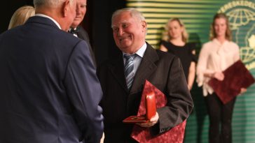 Mojsza Mihály orosházi jármű villamossági szerelő mester a szarvasi baráti kör tagja fogadja Bődi János, a BMKIK általános elnökhelyettese, a szarvasi baráti kör elnöke gratulációját