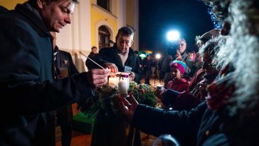 Zahorecz Pál evangélikus lelkész gyújtotta meg a harmadik, az öröm gyertyáját vasárnap délután