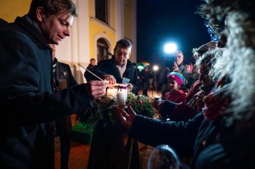 Zahorecz Pál evangélikus lelkész gyújtotta meg a harmadik, az öröm gyertyáját vasárnap délután