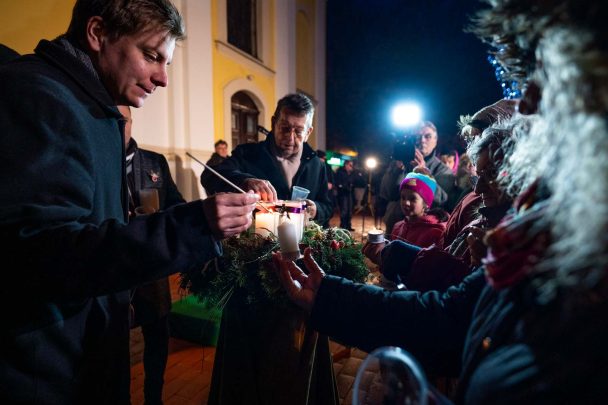 Zahorecz Pál evangélikus lelkész gyújtotta meg a harmadik, az öröm gyertyáját vasárnap délután