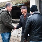 Dankó Béla országgyűlési képviselő és Molnár József polgármester is segített a szén kiszállításában