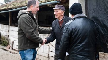 Dankó Béla országgyűlési képviselő és Molnár József polgármester is segített a szén kiszállításában