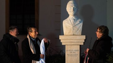 Kontur András szobrászművész, Babák Mihály polgármester és Frankó Anna, a szlovák önkormányzat elnöke leleplezi Bolza József szobrát