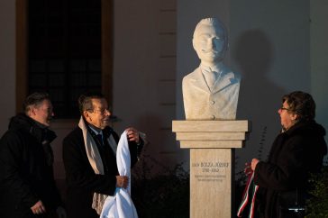 Kontur András szobrászművész, Babák Mihály polgármester és Frankó Anna, a szlovák önkormányzat elnöke leleplezi Bolza József szobrát