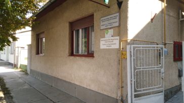 A Fő utca 20. alatt található Család - és Gyermekjóléti Szolgálat épülete