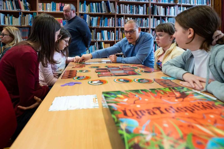 Fürj Erik iskolásoknak segít eligazodni a játék szabályai között