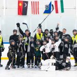 Közös fotózkodás a szülők-gyerekek játék félidejében 2023. január 1-én a szarvasi jégpályán