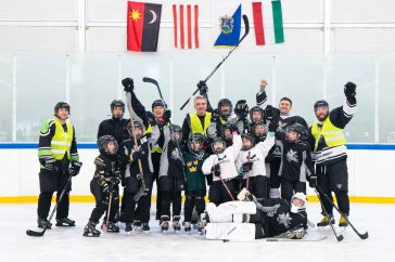 Közös fotózkodás a szülők-gyerekek játék félidejében 2023. január 1-én a szarvasi jégpályán