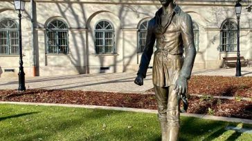 Petőfi Sándor bronzszobra a Petőfi Irodalmi Múzeum udvarán