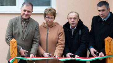 Dankó Béla, Gilanné Radványi Rózsa, Molnár József és Szegedi Balázs a csabacsűdi idősek klubjának átadóján 2023. január 24-én