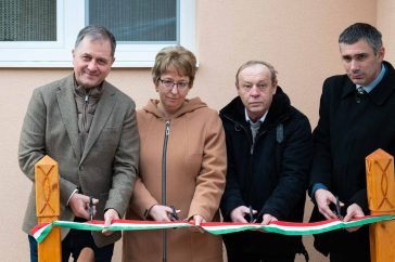 Dankó Béla, Gilanné Radványi Rózsa, Molnár József és Szegedi Balázs a csabacsűdi idősek klubjának átadóján 2023. január 24-én