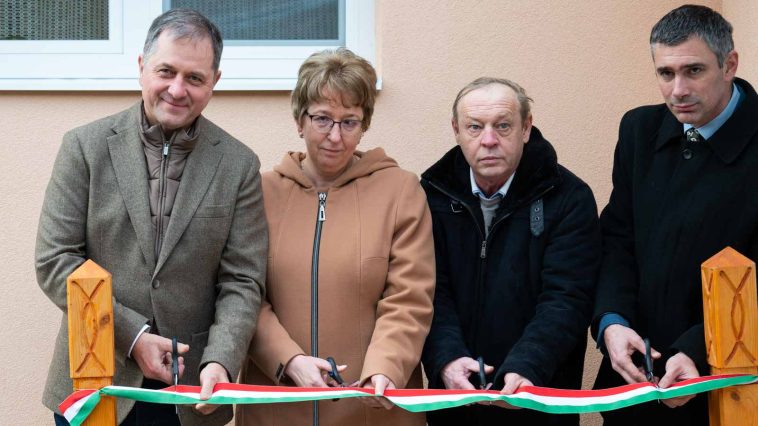 Dankó Béla, Gilanné Radványi Rózsa, Molnár József és Szegedi Balázs a csabacsűdi idősek klubjának átadóján 2023. január 24-én