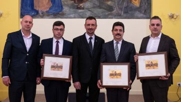 Zakar Mihály műszaki vezető (CORTEVA), Czinkóczky Csaba üzemvezető (CORTEVA), Molnár Etele alpolgármester, Domján Balázs élelmiszergyártási igazgató (GALLICOOP), és Szín Csaba, a COOL4U tulajdonosa