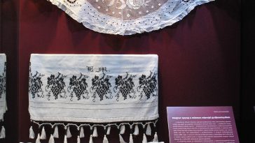 Gazsó Rozália kelengyéjének darabjai is a kiállítás részei