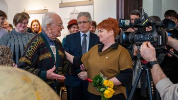 Papp Laci bácsi, vajdás öregdiák és Kitajkáné Szántai Mária igazgató a Vajda 220 iskolatörténeti kiállítás megnyitóján