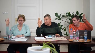 Gilanné Radványi Rózsa, Czesznak János és Bracsok Szabolcs szavaznak a 2022. február 14-i testületi ülésen