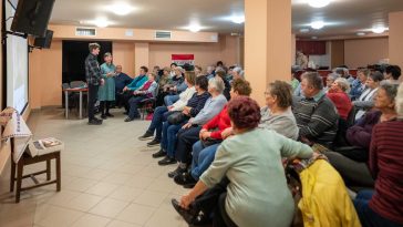 Molnár Ábel az Aranykor Nyugdíjas Egyesületnek tartott élménybeszámolót a Cervinus Teátrum Pinceklubjában