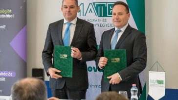 Dr. Gyuricza Csaba, a MATE rektora és dr. Takács Árpád, Békés vármegye főispánja az együttműködési megállapodás aláírásakor