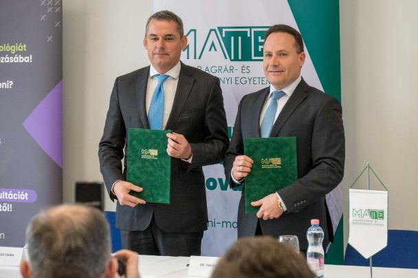 Dr. Gyuricza Csaba, a MATE rektora és dr. Takács Árpád, Békés vármegye főispánja az együttműködési megállapodás aláírásakor