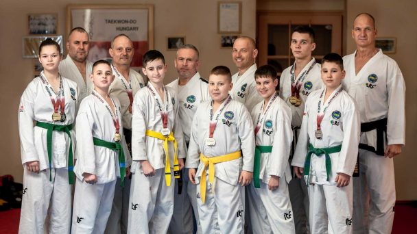 A Szarvasi Taekwon-do Klub érmes versenyzői és edzőik