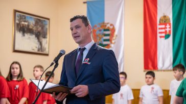 Dr. Lesfalvi Balázs alpolgármester mondot rövid ünnepi beszédet a forradalom kitörésének 175. évfordulóján.
