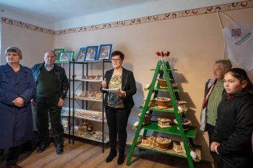 Balla Edit a kiállítás megnyitóján bemutatja a szakkör tevékenységét