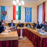 Egyhangúlag szavaz a testület 2023. március 27-én az iskola ügyének tárgyalását követően.