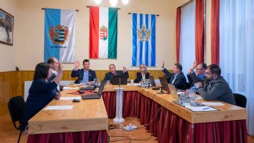 Egyhangúlag szavaz a testület 2023. március 27-én az iskola ügyének tárgyalását követően.