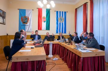 Egyhangúlag szavaz a testület 2023. március 27-én az iskola ügyének tárgyalását követően.