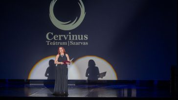 Dr. Dósa Zsuzsa , a Cervinus Teátrum művészeti igazgatója.