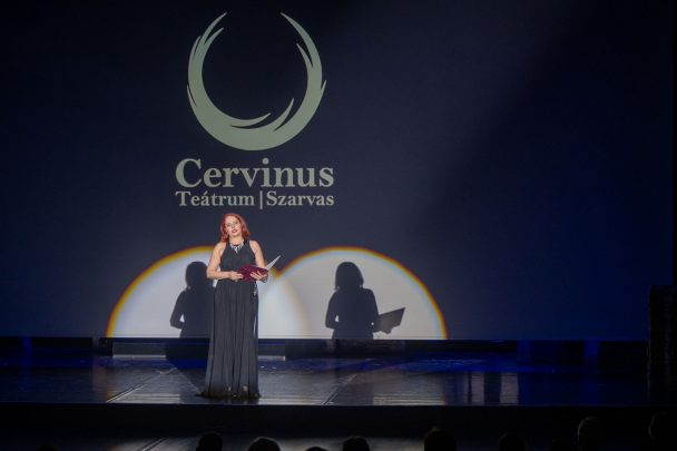 Dr. Dósa Zsuzsa , a Cervinus Teátrum művészeti igazgatója.