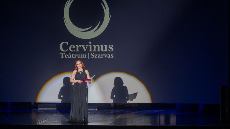 Dr. Dósa Zsuzsa , a Cervinus Teátrum művészeti igazgatója.