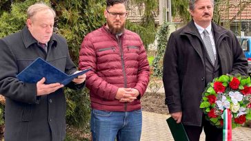 Molnár József és Csákvári Marián, Csabacsűd és Csata polgármesterei, középen Magyar Tamás evangélikus lelkész a 2023. április 12-i megemlékezésen.